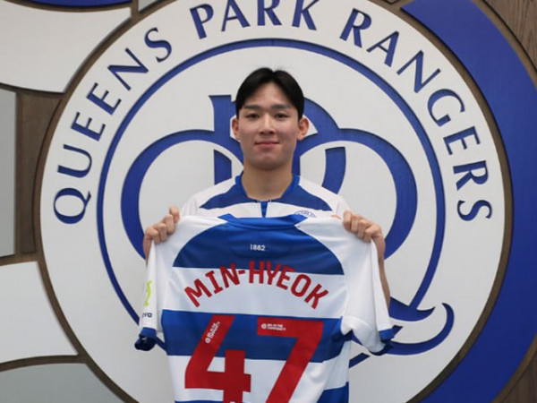 양민혁, QPR 입단 후 사진촬영